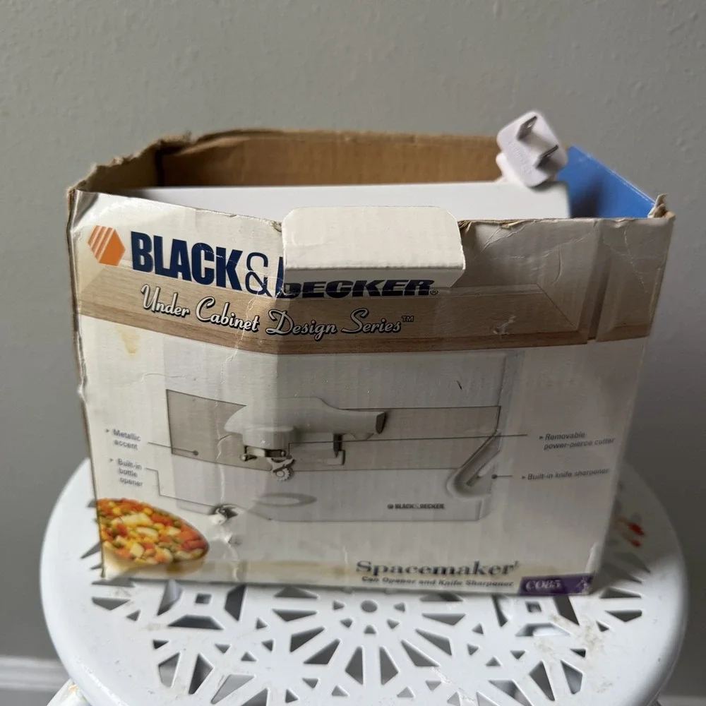 Black & Decker Spacemaker Electric Can Opener Under Cabinet EC85 In Original Box